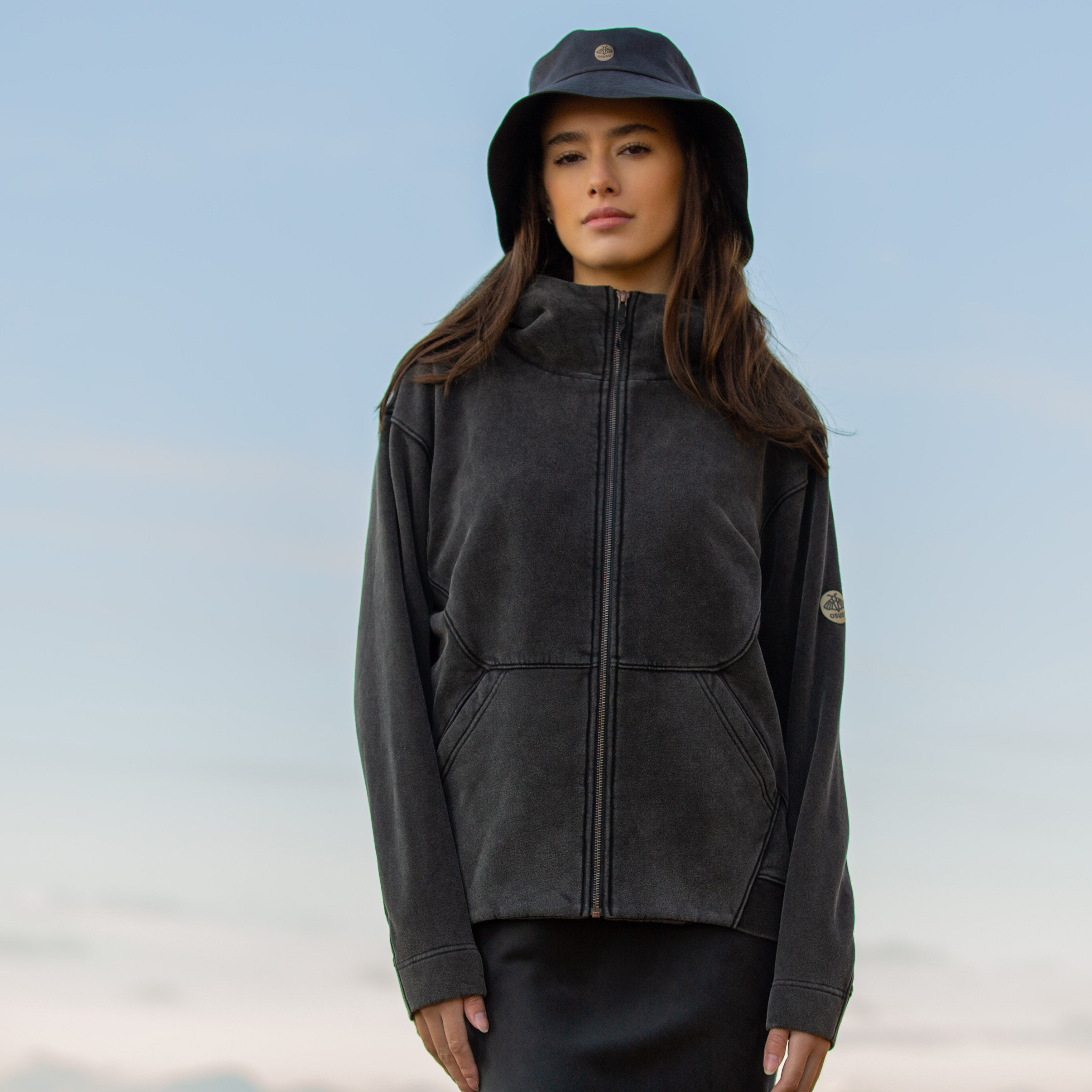 Amara – Fleece Full-Zip Hoodie in Black Wash